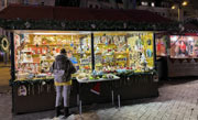 Baumgärtner's Bratwurst Standl bietet Käsekrainer, Bratwurst, Currywurst und Pommes beim Sendlinger Weihnachtsmarkt am Harras vom 25.11.-22.12.2019